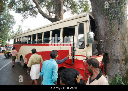 Accident de bus au Kerala.bus à peine hits dans roadside tree Banque D'Images