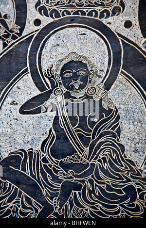 Un tibétain MANI STONE est sculpté avec le yogi MILARÉPA dans la région AUTOUR DE NUPRI - MANASLU TREK, au Népal Banque D'Images