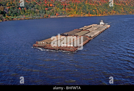 Tug boat avec des barges sur la rivière Hudson, New York Banque D'Images