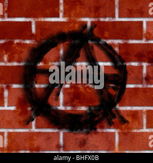 Symbole de l'anarchie peint à la bombe sur le mur de briques vieillies Banque D'Images