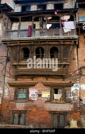 En bois traditionnel en brique et le logement dans Bhaktapur, Katmandou, Népal Banque D'Images