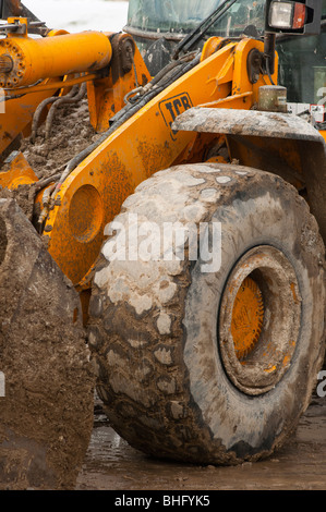 Bulldozer enfoncés dans la boue et la neige. Banque D'Images