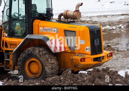 Bulldozer enfoncés dans la boue et la neige Banque D'Images