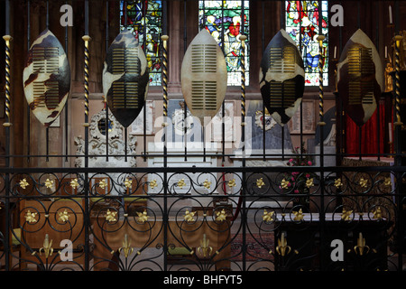 Noms des soldats morts inscrit sur Zulu shields et incorporée dans l'écran de la ferronnerie dans la Cathédrale de Lichfield. Banque D'Images