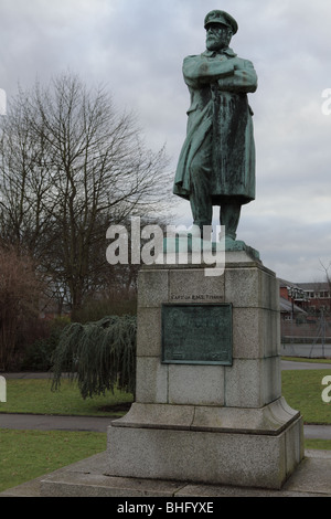 Sculpté par Dame Kathleen Scott,le capitaine Edward John Smith de la renommée Titanic se dresse dans le parc Beacon,Personnel,Angleterre,Lichfield. Banque D'Images