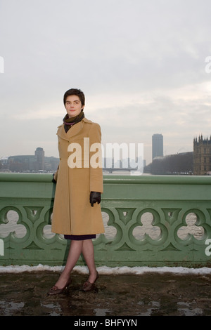 Le député conservateur pour Norwich North Chloe smith de Westminster Bridge par les Chambres du Parlement. Banque D'Images