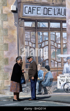 Vieux couple Chatting français ou à la retraite dans la rue 'Cafe de l'Aude' Wall Painting, Puichéric, Minervois, Aude, France Banque D'Images