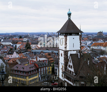 Géographie / voyage, Allemagne, Bade-Wurtemberg, Freiburg im Breisgau, vues sur la ville / cityscapes, vue sur la ville depuis la colline du Château (Schlossberg), au premier plan la porte Schwabentor (Jura souabe), , Additional-Rights Clearance-Info-Not-Available- Banque D'Images