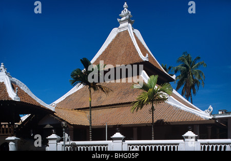 Toit étagé de la mosquée Masjid Kampung Hulu (1720-1728), mosquée malaise traditionnelle, dans le village de Kampong Hulu, la ville de Malacca ou Melaka, Malaisie Banque D'Images