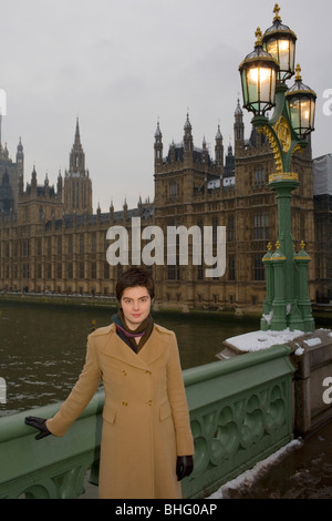 Le député conservateur pour Norwich North Chloe smith de Westminster Bridge par les Chambres du Parlement. Banque D'Images