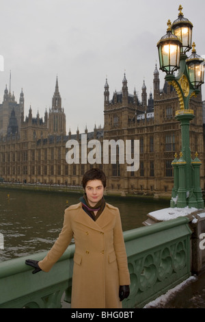 Le député conservateur pour Norwich North Chloe smith de Westminster Bridge par les Chambres du Parlement. Banque D'Images