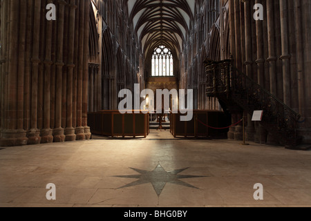 Vue de la nef à l'Ouest vers la grande porte et fenêtre de la cathédrale de Lichfield du passage à niveau. Banque D'Images