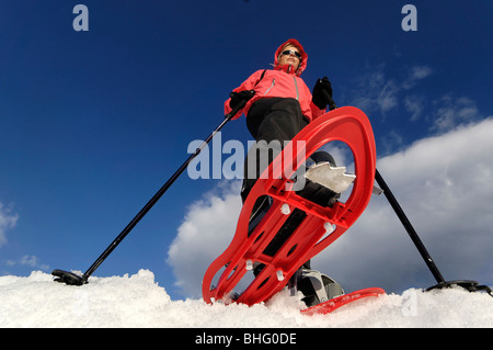 Une femme en raquettes à neige dans la vallée du soleil, Schnals, Val Venosta, Tyrol du Sud, Italie, Europe Banque D'Images