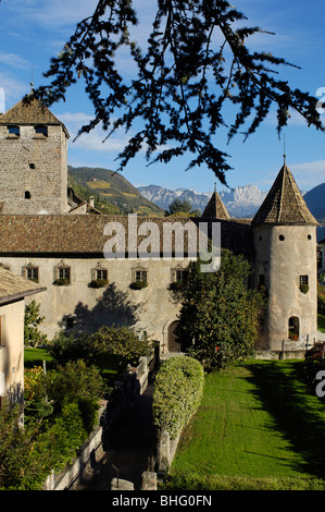 Maretsch Castle dans la lumière du soleil à l'automne, Bozen, Tyrol du Sud, Italie, Europe Banque D'Images