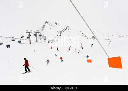 Skieurs sur pente, télésiège en arrière-plan, Hintertux, Tyrol, Autriche Banque D'Images