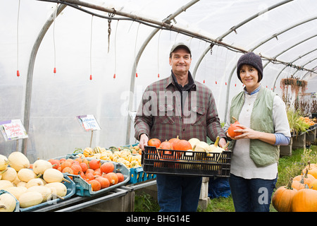 Les agriculteurs dans les émissions avec des citrouilles Banque D'Images