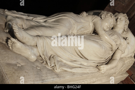 Les enfants dormant dans la sculpture de la cathédrale de Lichfield. Banque D'Images