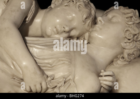 Les enfants dormant dans la sculpture de la cathédrale de Lichfield. Banque D'Images