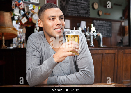 Jeune homme en bar Banque D'Images