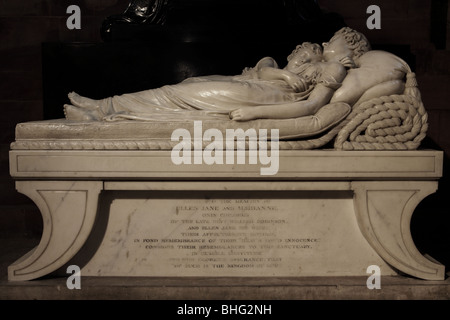 Les enfants dormant dans la sculpture de la cathédrale de Lichfield. Banque D'Images