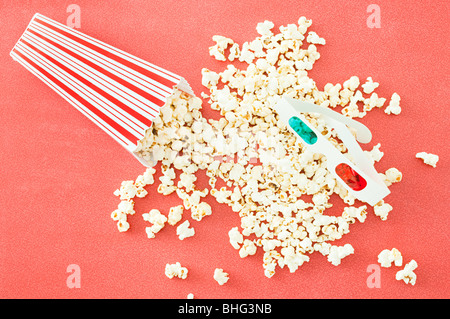 Le maïs soufflé et les lunettes 3D Banque D'Images