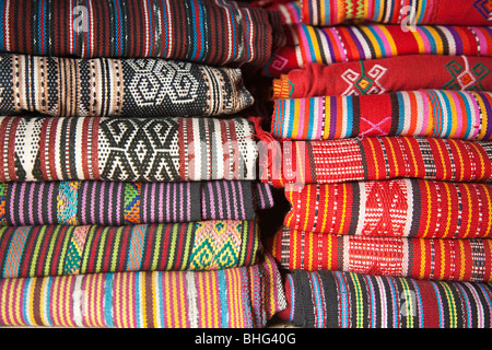 Marché traditionnel en tissu tais à Dili au Timor oriental Banque D'Images