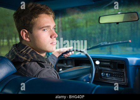 Teenage boy in car Banque D'Images