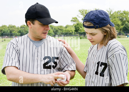 Père et fils avec le baseball Banque D'Images