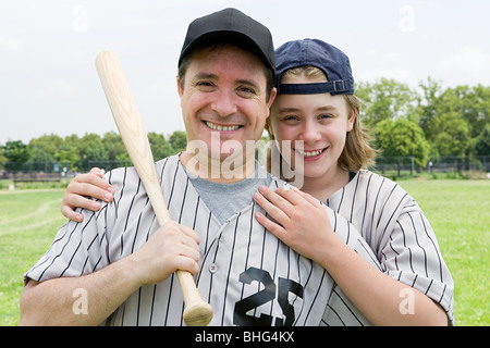 Le père et son fils sur le terrain de baseball Banque D'Images