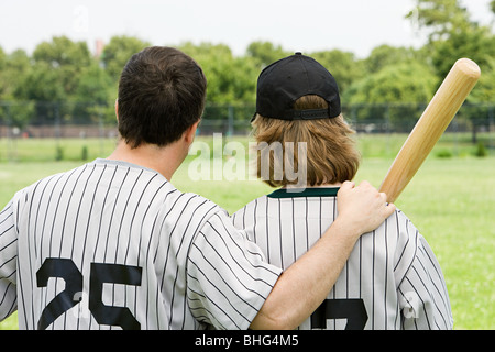 Le père et son fils sur le terrain de baseball Banque D'Images