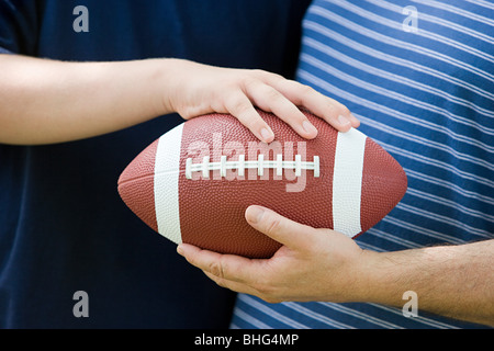 Père et fils avec le football américain Banque D'Images