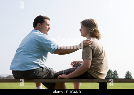 Père et fils sur un banc Banque D'Images