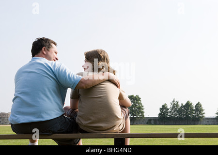 Père et fils sur un banc Banque D'Images