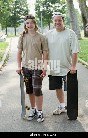 Père et fils avec des planches à roulettes Banque D'Images