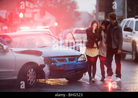 Les jeunes impliqués dans un accident de voiture Banque D'Images