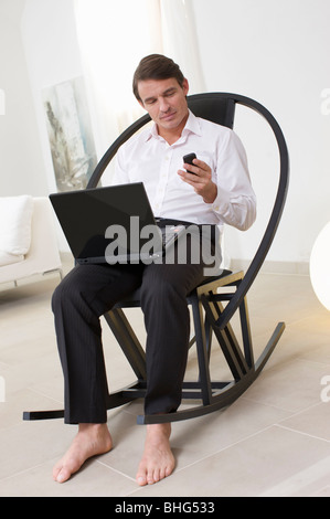 Le télétravail dans l'homme home office Banque D'Images