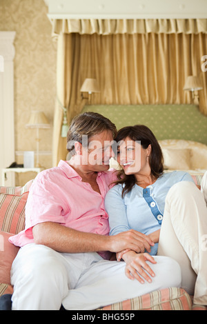 Heureux couple in hotel room Banque D'Images