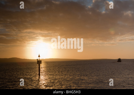 Bateau de pêche faisant route vers la mer. Banque D'Images