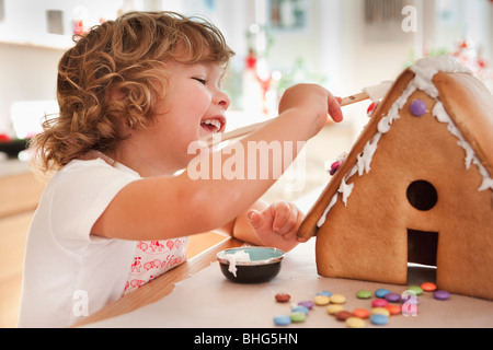 Jeune garçon baking cake house Banque D'Images