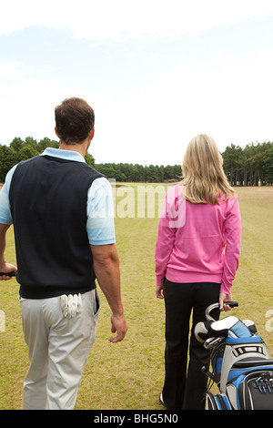 Couple de golfeurs sur le fairway Banque D'Images