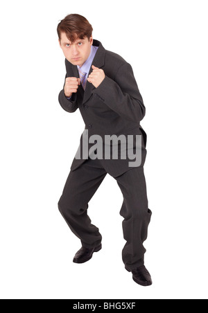 Jeune homme en position de combat de boxe contre un fond blanc Banque D'Images