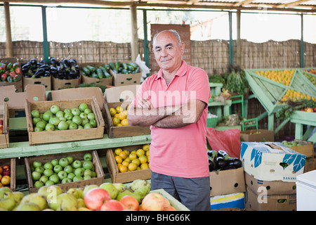 L'opérateur de marché à l'étal de fruits et légumes Banque D'Images