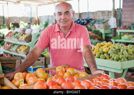 Opérateur de marché avec des tomates Banque D'Images