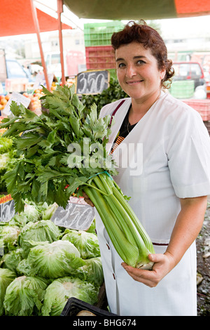 Opérateur de marché avec céleri Banque D'Images