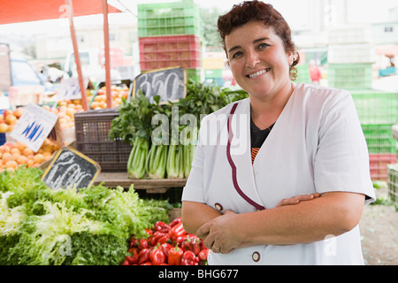 Femme au négociant vegetable stall Banque D'Images