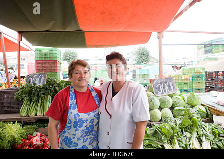 Deux femmes traders sur kiosque de légumes Banque D'Images