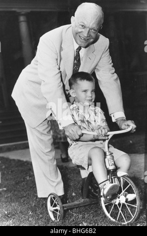 Le général Dwight D. Eisenhower avec petit-fils David à Fort Sheridan, Illinois, USA, 1952. Artiste : Inconnu Banque D'Images