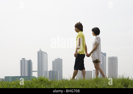 Jeune couple en train de marcher en ville Banque D'Images