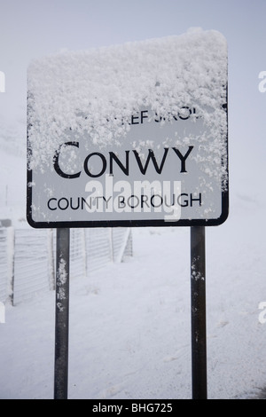 La neige a couvert le comté de Conwy road sign sur le dessus de la Crimée, sur la route nationale A470 que vous quittez Gwynedd, Pays de Galles Banque D'Images