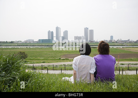 Couple looking at city skyline Banque D'Images